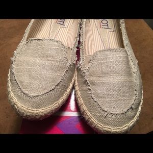 Soft loafer slide on by Riot!  Sz. 9M. Gently worn